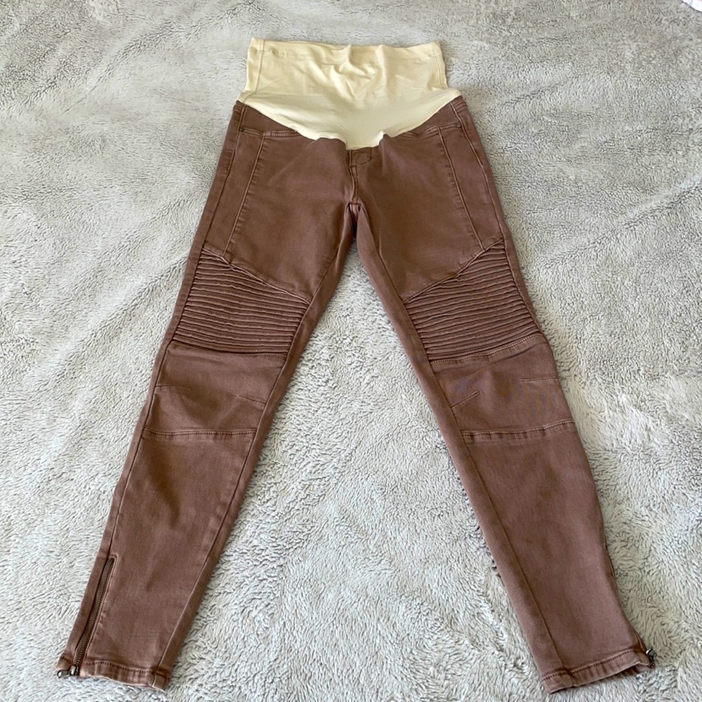 Cute stylish maternity pants.